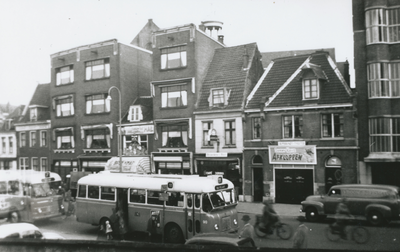 863350 Gezicht op de St. Jacobsstraat in Wijk C te Utrecht, met druk verkeer, waaronder enkele stadsbussen, vanaf het ...